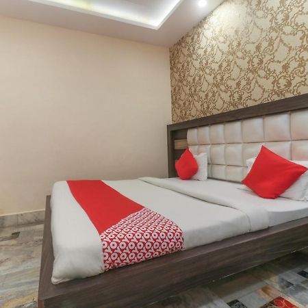 Oyo 60651 Hotel Arya Varanasi Esterno foto