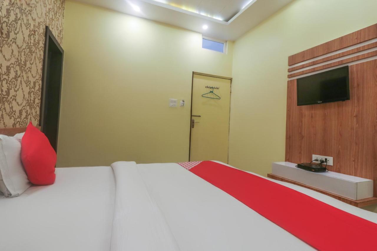 Oyo 60651 Hotel Arya Varanasi Esterno foto
