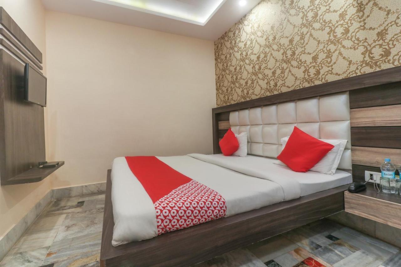 Oyo 60651 Hotel Arya Varanasi Esterno foto