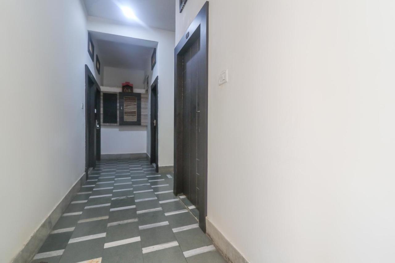 Oyo 60651 Hotel Arya Varanasi Esterno foto