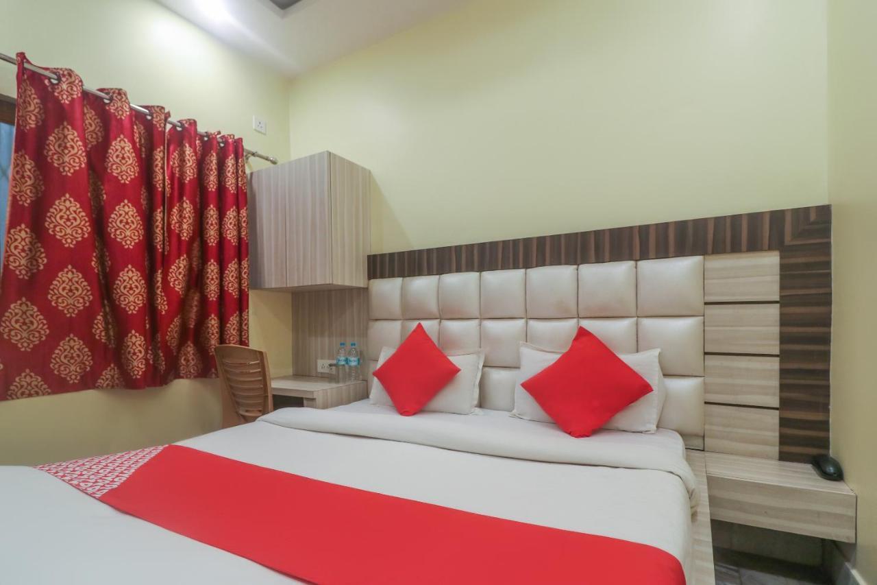 Oyo 60651 Hotel Arya Varanasi Esterno foto