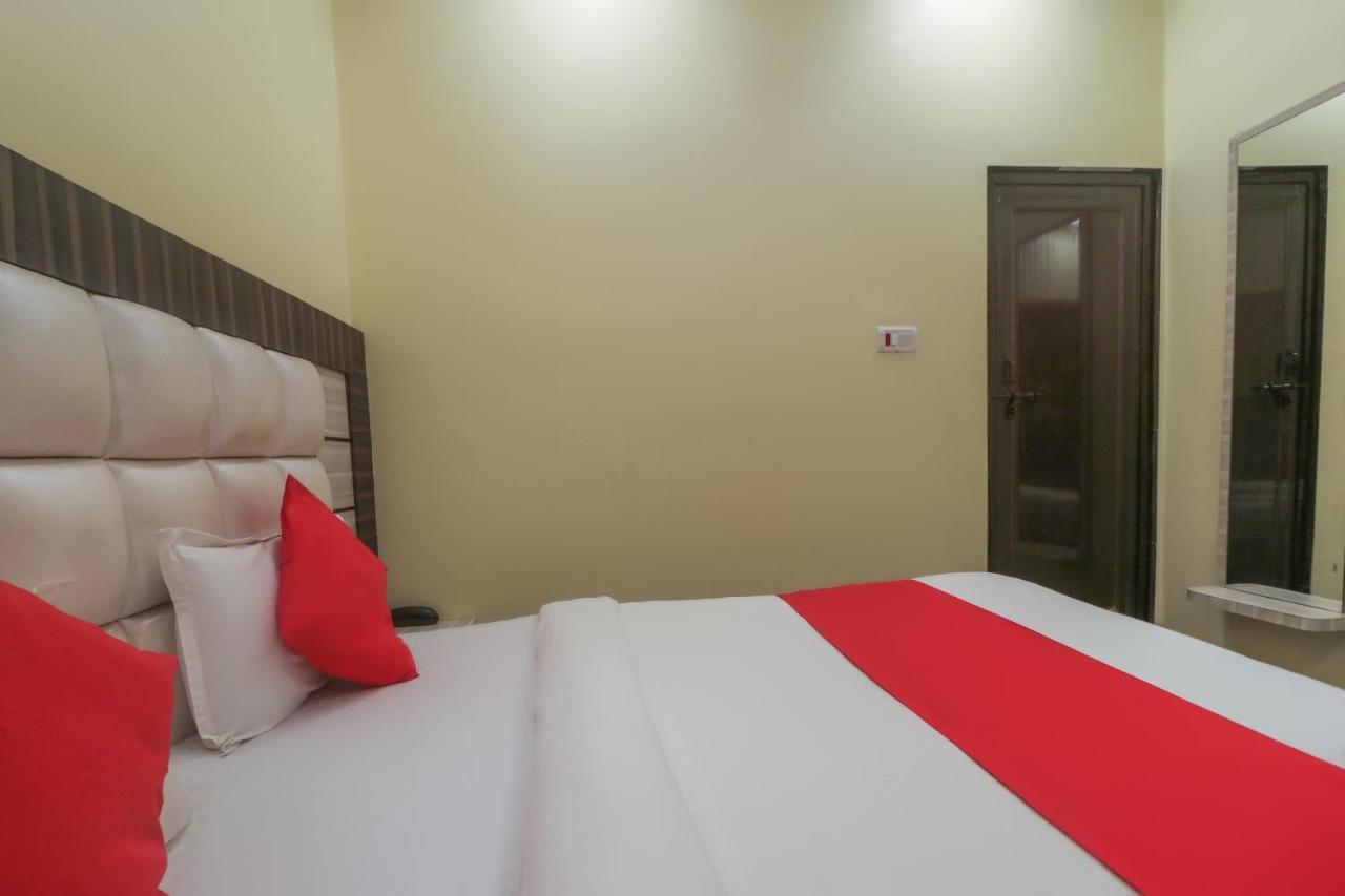 Oyo 60651 Hotel Arya Varanasi Esterno foto