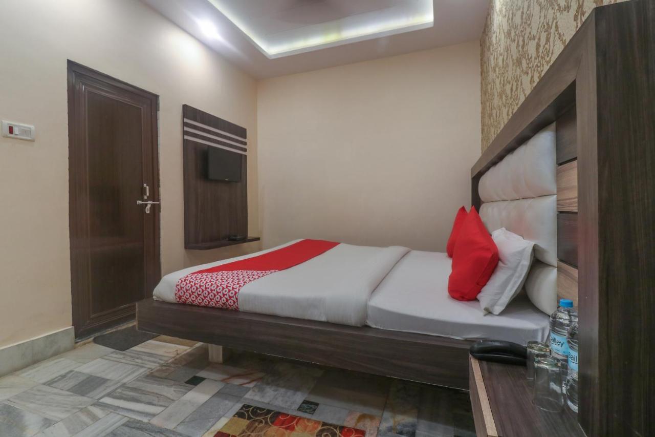 Oyo 60651 Hotel Arya Varanasi Esterno foto